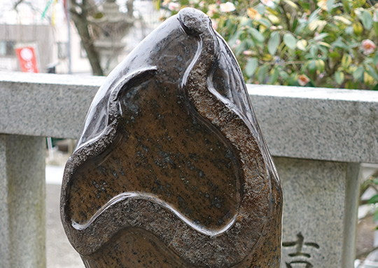 Rubbing stone (a figure of a small dragon)
