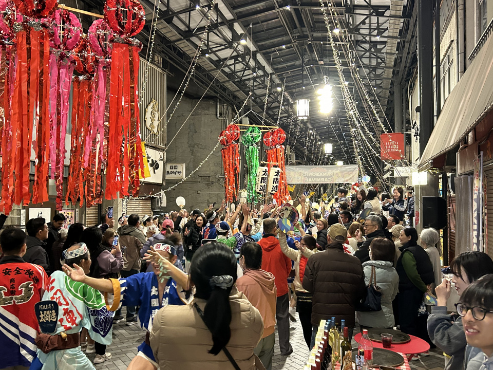 ユニークな場所で食文化を楽しむ商店街パーティー