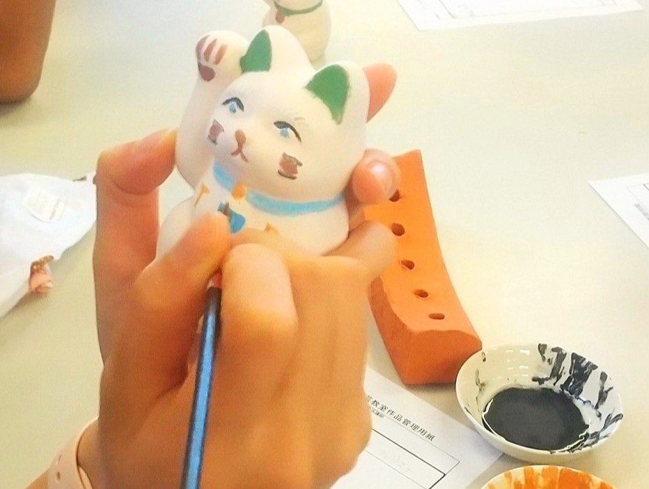 日本六古窯のひとつ、常滑焼の招き猫で絵付け体験